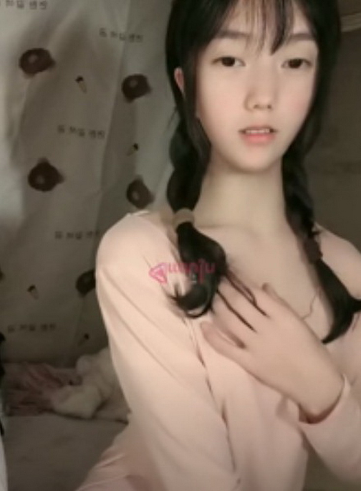 คลิปหลุดสาวสวยน่ารักตั้งกล้องไลฟ์สดวันปีใหญ่แหวกหีโชว์นมตัวเล็กหุ่นเล็ก